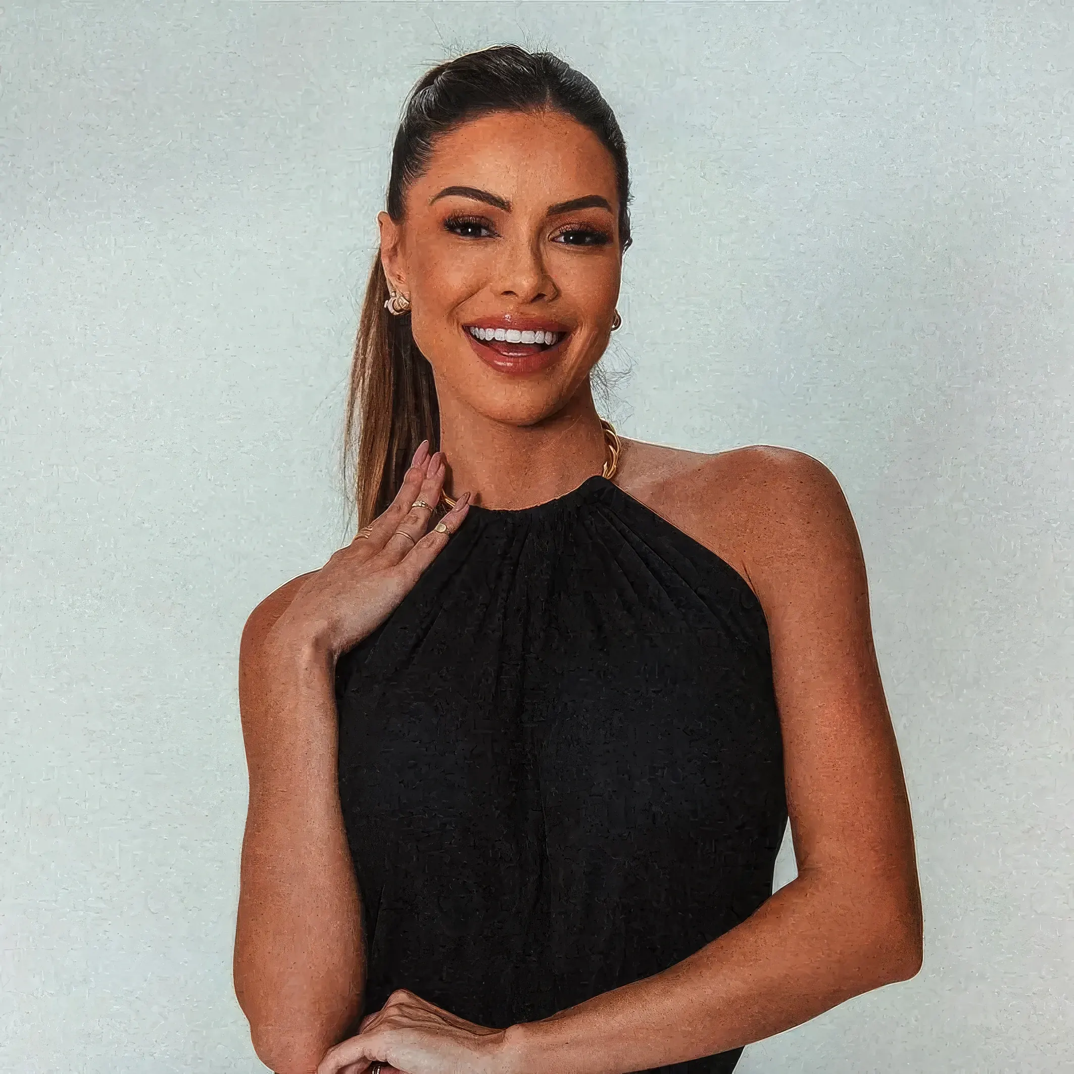 Mulher sorrindo em fundo claro, com lentes de contato dental em porcelana